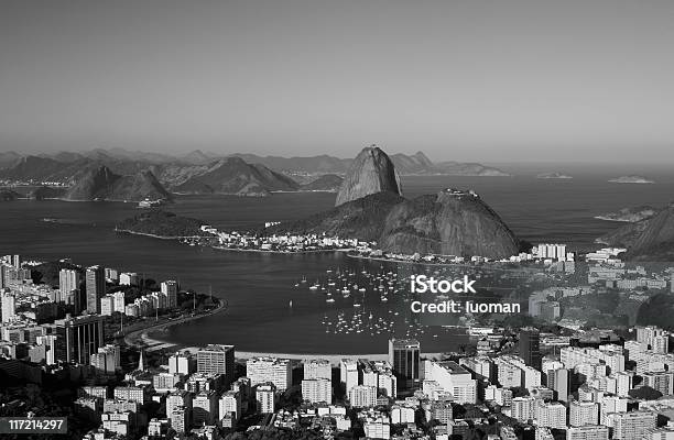 Montaña De Sugarloaf Y Botafogo Playa Foto de stock y más banco de imágenes de Agua - Agua, Aire libre, Bahía