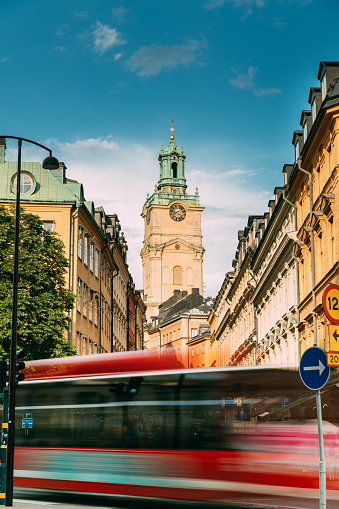 Estocolmo, Suecia. Bus rojo en movimiento desenfoque paseos cerca del casco antiguo con la torre de Storkyrkan - La gran iglesia o iglesia de San Nicolás. La Catedral de Estocolmo es la iglesia más antigua de Gamla Stan photo