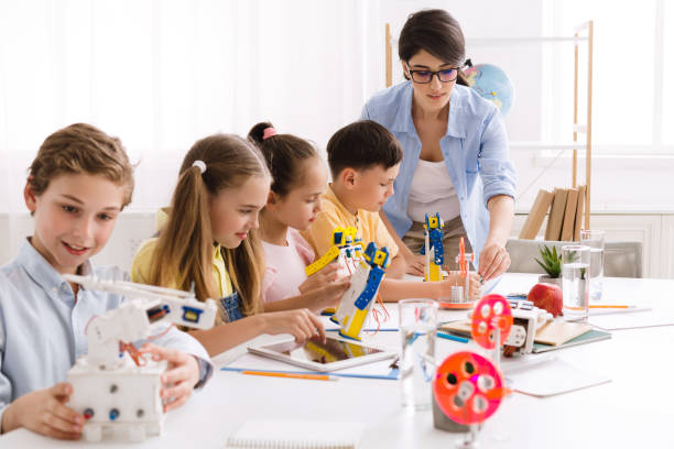 istock Teacher helping children with diy robots in class 1172147317