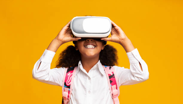 Moden ørn Læring Afro Elementary Student Girl Using Vr Headset Yellow Background Stock Photo  - Download Image Now - iStock