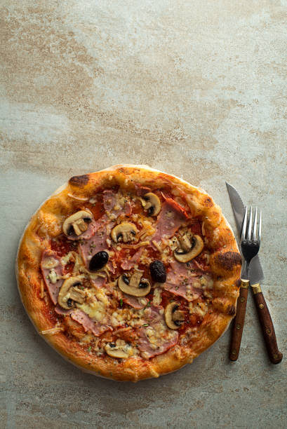 pizza servida com queijo mozzarella, presunto, cogumelos - cheese making - fotografias e filmes do acervo