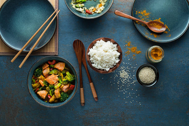 cibo cinese con salmone e verdure - curry sauces foto e immagini stock
