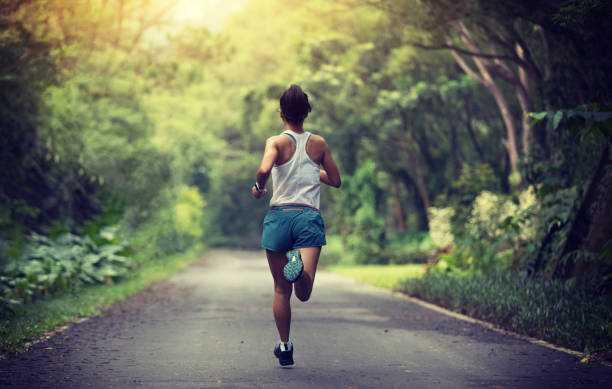 여름 공원 트레일에서 달리는 여성 주자. 야외에서 조깅하는 건강한 피트니스 여성. - running jogging asian ethnicity women 뉴스 사진 이미지