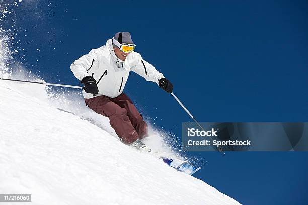 Esquiador De Neve Contra O Céu Azul - Fotografias de stock e mais imagens de Adulto - Adulto, Agressão, Alegria