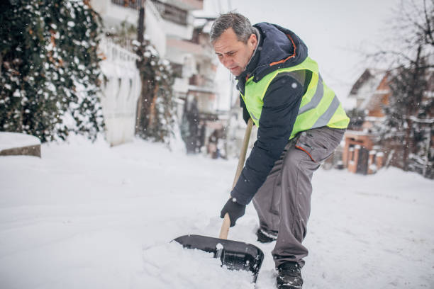 senior man cleaning snow on the street - snow digging horizontal people imagens e fotografias de stock