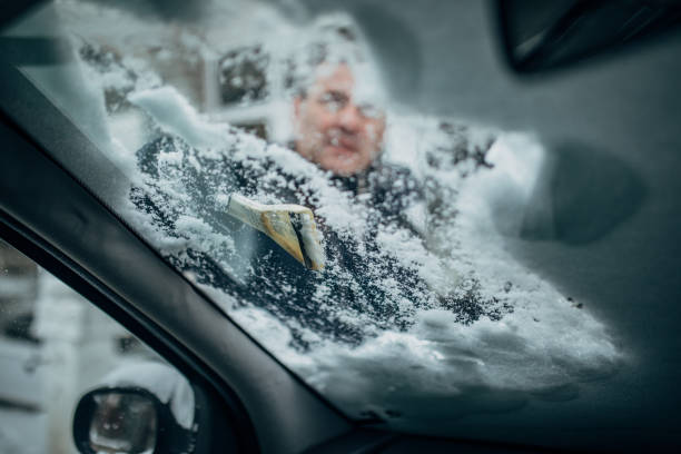 눈에서 앞 유리청소 - snow car window ice scraper 뉴스 사진 이미지