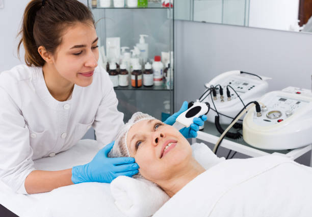 istock Mature woman having beauty procedures 1172166413