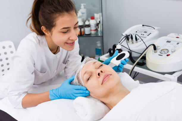 istock Mature woman having beauty procedures 1172166414