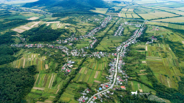 foto della campagna dall'altezza del volo del drone. - garble foto e immagini stock