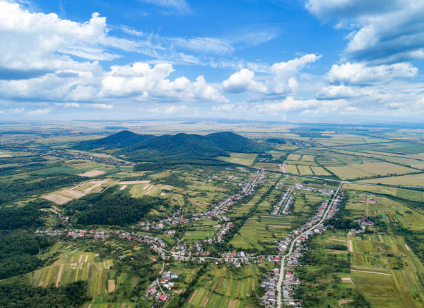 foto della campagna dall'altezza del volo del drone. - garble foto e immagini stock