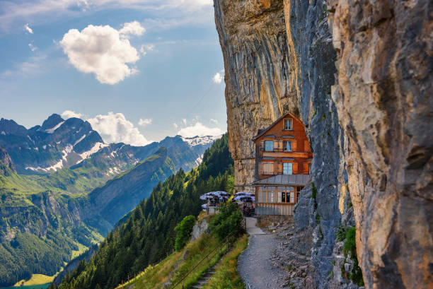 alpes suizos y un restaurante bajo un acantilado en la montaña ebenalp en suiza - ascher fotografías e imágenes de stock