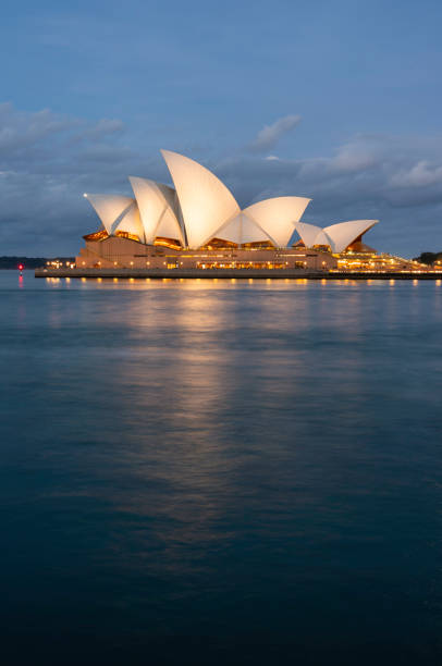 sydney opera house at dusk - circular quay concert hall sydney opera house sydney australia stock-fotos und bilder