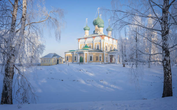 cattedrale dell'epifania nel cremlino di uglich. hoarfrost gelido adornava gli alberi e le cupole della cattedrale. - uglich foto e immagini stock