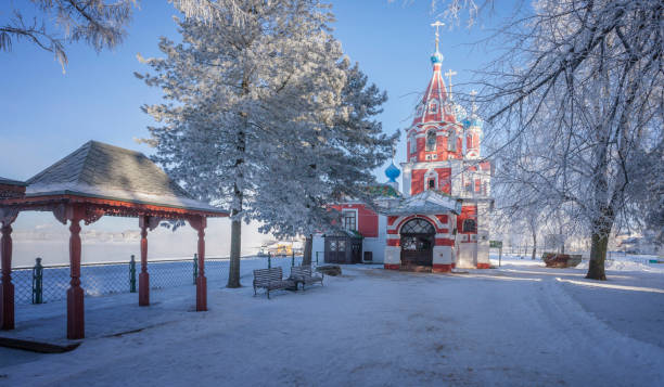 chiesa di dmitrij sul sangue nel cremlino di uglich in una gelida nebbia invernale. riva del volga. città di uglich, russia. - uglich foto e immagini stock