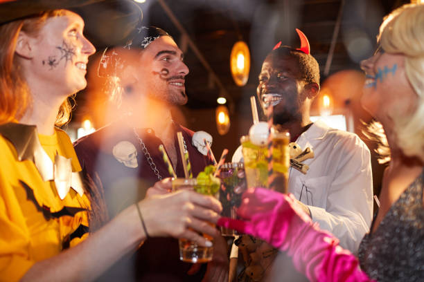 profitant de la fête d'halloween dans la boîte de nuit - costume de déguisement photos et images de collection