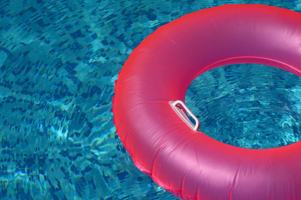 bunte schwimmring - inflatable inner tube toy life belt stock-fotos und bilder