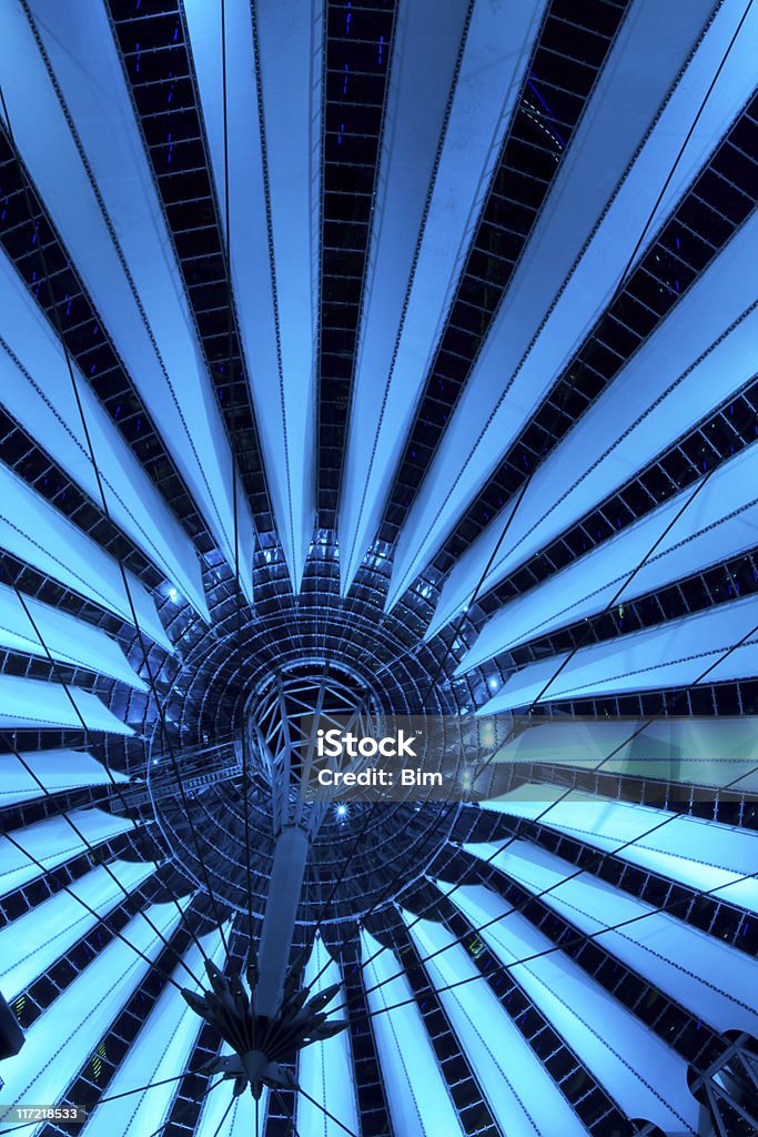 Abstract Roof en la noche, Sony Center, Potsdamer Platz, Berlin - Foto de stock de Centro Sony libre de derechos