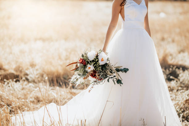 bouquet di nozze rustico - bride bouquet foto e immagini stock