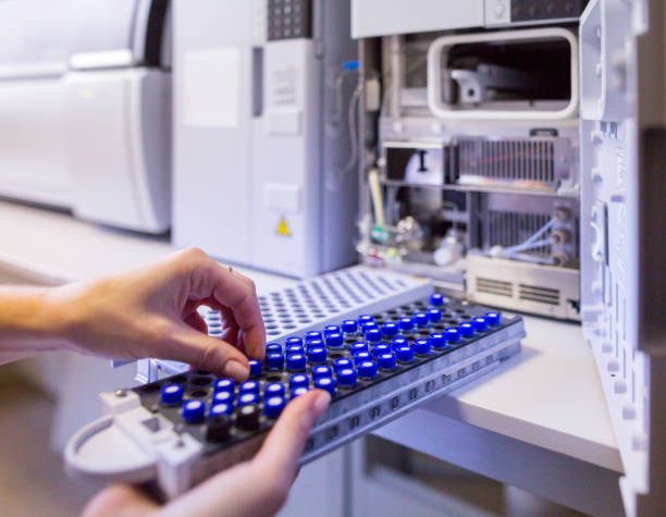 The laboratory scientist prepares samples for download to High-performance Liquid Chromatograph Mass Spectrometr. The laboratory scientist prepares samples for download to High-performance Liquid Chromatograph Mass Spectrometr. chromatography stock pictures, royalty-free photos & images