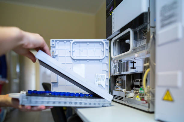 el científico del laboratorio prepara muestras para su descarga en el espectrodecrodetógrafo de cromatógrafo líquido de alto rendimiento. - hplc fotografías e imágenes de stock