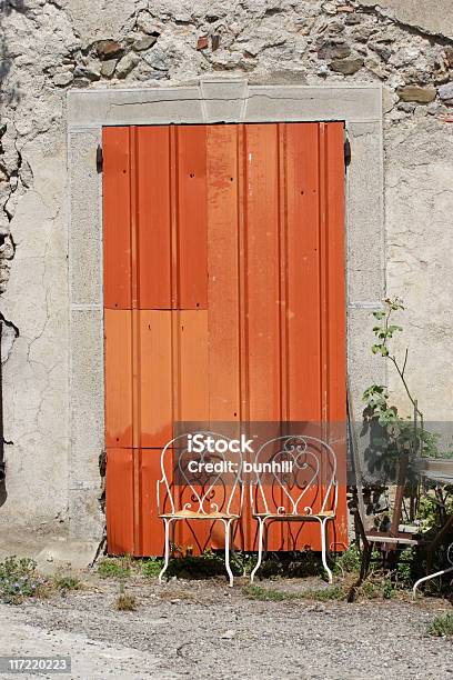 Dos Sillas Foto de stock y más banco de imágenes de Aire libre - Aire libre, Asiento, Color - Tipo de imagen