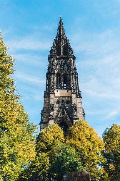 독일 함부르크의 산트 니콜라이 교회 탑 - medieval autumn cathedral vertical 뉴스 사진 이미지