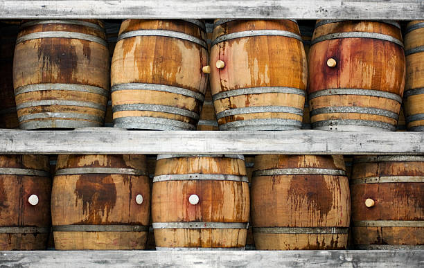 drewniane beczki na wino. - alcohol wine barrel la rioja zdjęcia i obrazy z banku zdjęć