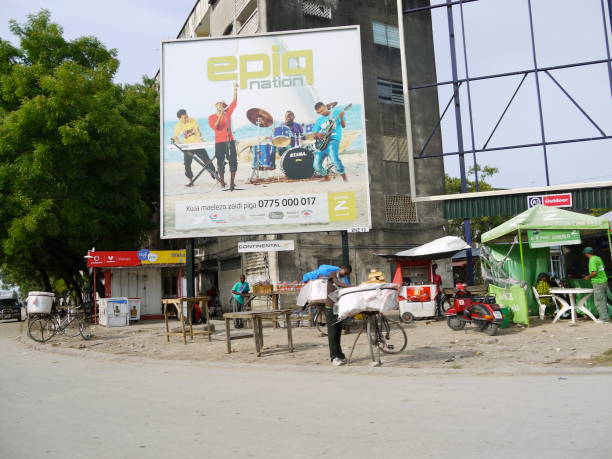 cena da rua na cidade de zanzibar, tanzânia - africa african descent south bicycle - fotografias e filmes do acervo