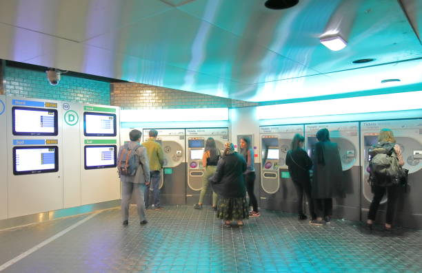 地下鉄地下鉄駅 パリ フランス - paris metro train ストックフォトと画像