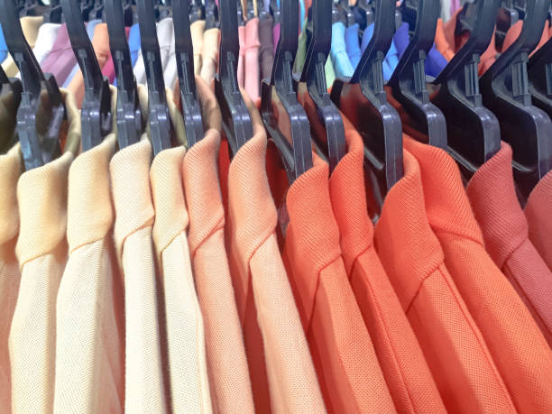 camisa, polo-shirt, close up colorido polo shirt - polo shirt multi colored clothing variation - fotografias e filmes do acervo