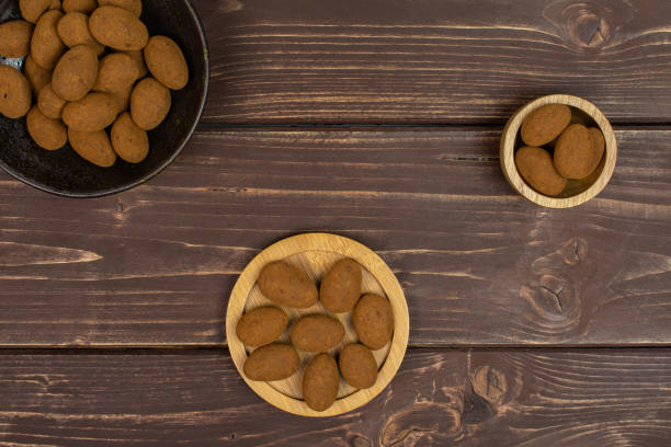 schokolade zimt mandel auf braunem holz - almond variation bamboo bowl stock-fotos und bilder