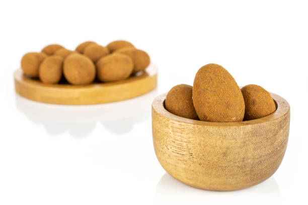 schokolade zimt mandel isoliert auf weiß - almond variation bamboo bowl stock-fotos und bilder