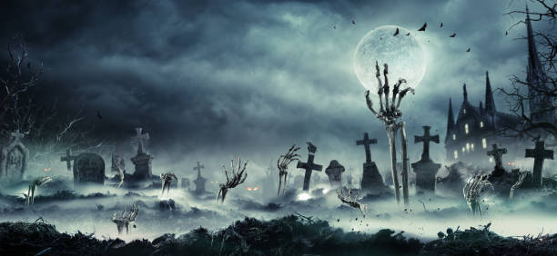 mãos do zombi que levantam-se fora de um cemitério - halloween horror death gothic style - fotografias e filmes do acervo
