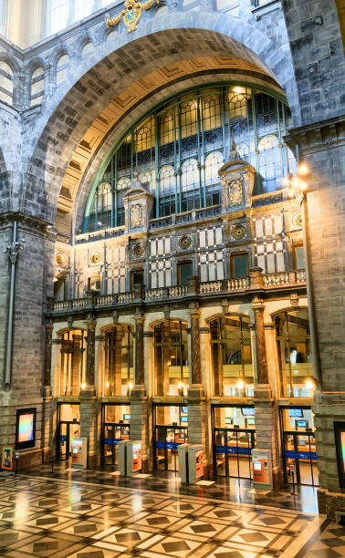 interior da estação de comboio central de antuérpia com o sol que brilha através das janelas de vidro - antwerp station center glass - fotografias e filmes do acervo