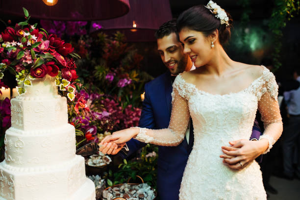 ウェディングケーキを切る新婚夫婦 - wedding cake newlywed wedding cake ストックフォトと画像
