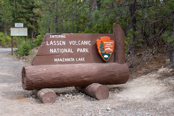 входной знак для вулканического национального парка лассен - вход на озеро манзанита - lassen volcanic national park стоковые фото и изображения