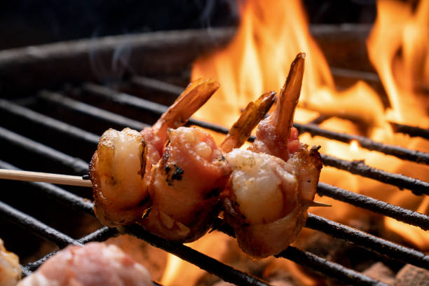 고지방, 케톤제닉 베이컨, 불타는 구식 숯불 그릴에 점보 새우 를 감싸고 - shrimp barbecue barbecue grill skewer 뉴스 사진 이미지