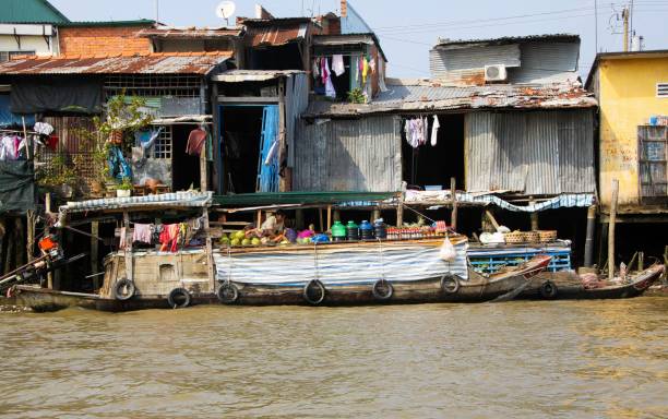 widok na łodzi sprzedaży żywności na rzece z quonset chaty tle - quonset zdjęcia i obrazy z banku zdjęć