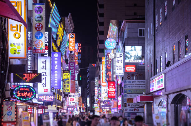 myeongdong in seoul at night - market asia photography outdoors imagens e fotografias de stock