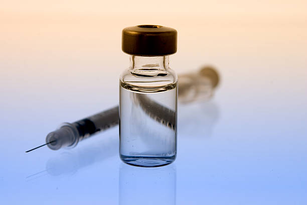 vial de líquido transparente con jeringa - morfina medicamento fotos fotografías e imágenes de stock