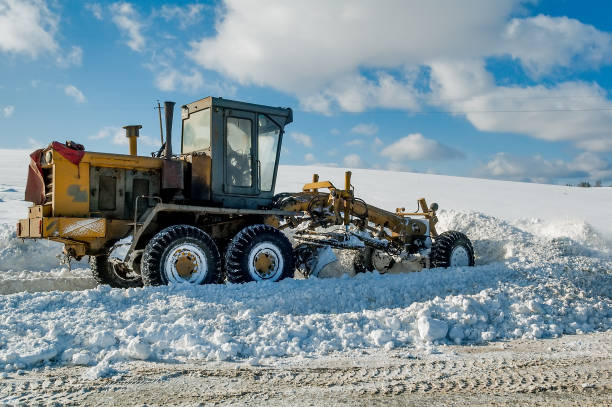 고속도로에서 눈의 도로를 청소 - clear sky construction vehicle bulldozer commercial land vehicle 뉴스 사진 이미지