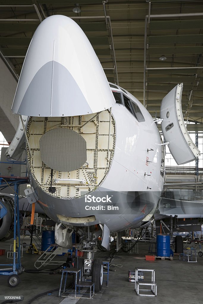Avión de pasajeros en el Hangar de mantenimiento - Foto de stock de Abierto libre de derechos