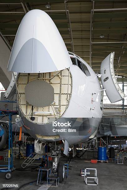 Avión De Pasajeros En El Hangar De Mantenimiento Foto de stock y más banco de imágenes de Abierto - Abierto, Ala de avión, Aparato de telecomunicación