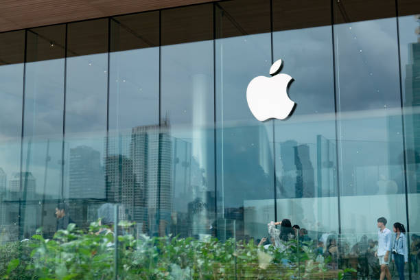 Apple logo at Apple Store Iconsiam in Bangkok, Thailand Bangkok, Thailand - November 10, 2018: Apple logo at Apple Store Iconsiam in Bangkok, Thailand apple computer stock pictures, royalty-free photos & images