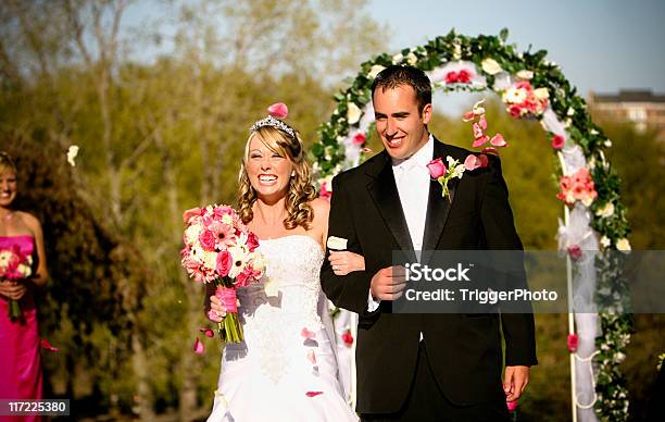 Rosa De Casamento - Fotografias de stock e mais imagens de Casamento - Casamento, Rir, Abraçar