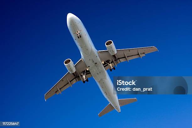 Avião De Passageiros - Fotografias de stock e mais imagens de Abaixo - Abaixo, Avião Comercial, Acima