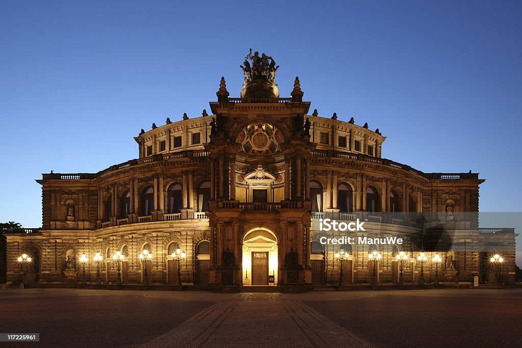 Dresden Semperoper 앞마당 블루 아워 - 로열티 프리 0명 스톡 사진