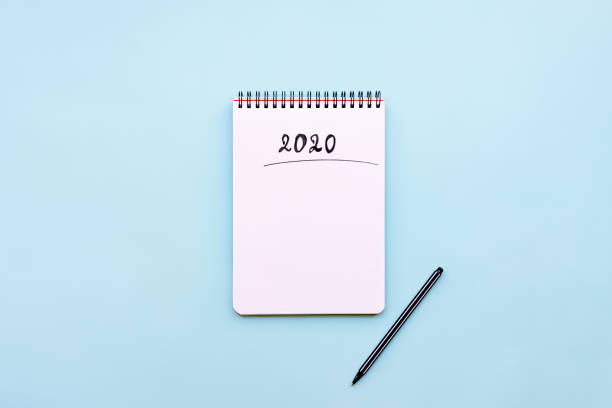 vista superior del cuaderno vacío listo para la nueva lista de deseos o planes del año 2020 - intend fotografías e imágenes de stock