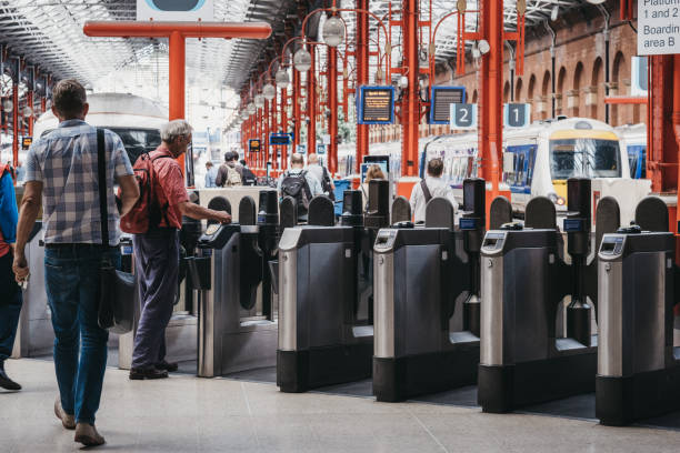 povos em portas dentro da estação de marylebone em londres, reino unido. - marylebone - fotografias e filmes do acervo