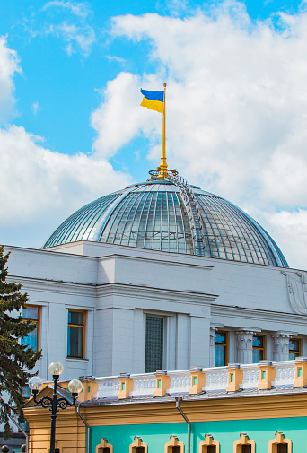 bandera ucraniana en la cúpula del edificio del parlamento. Bandera amarillo-azul sobre un fondo del cielo con nubes photo